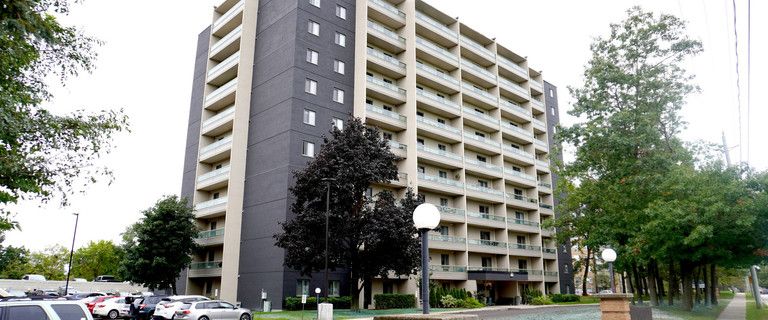 Royal Oak Towers | 501 Errol Road, Sarnia - Photo 1