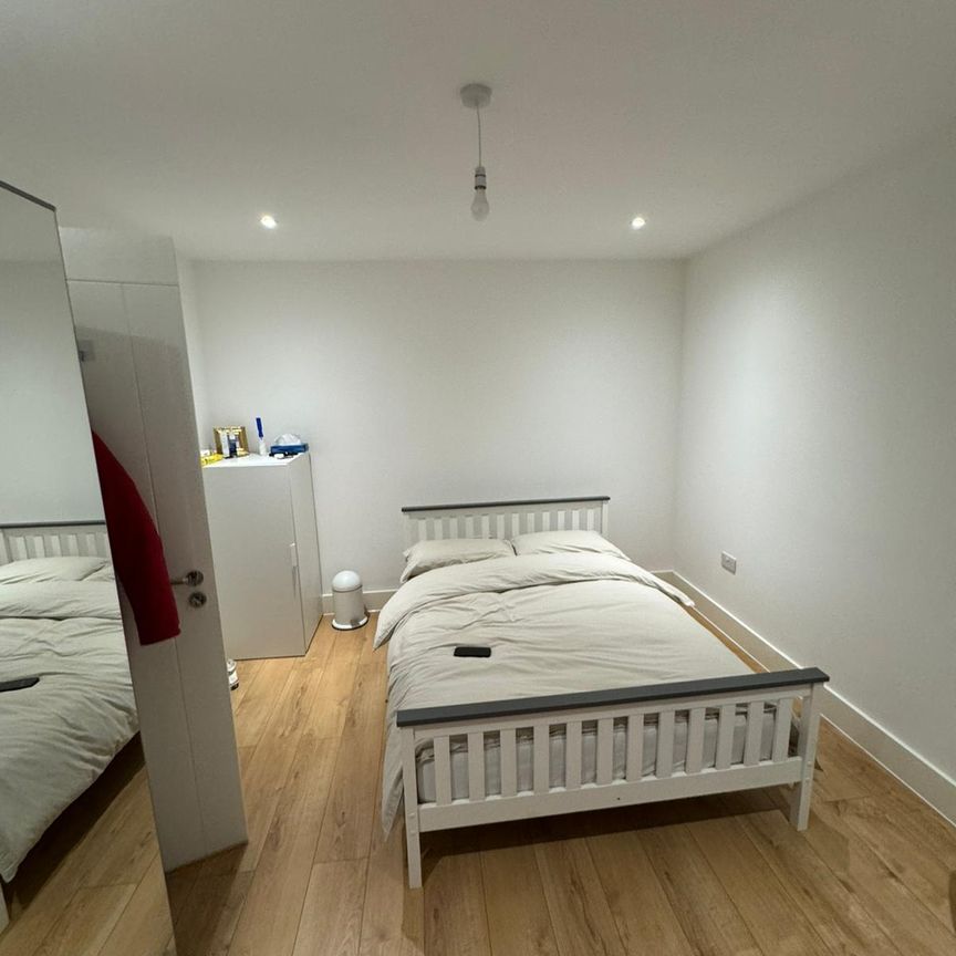 Ensuite -double bedroom to let close to Barking side station- 850 PCM - Photo 1