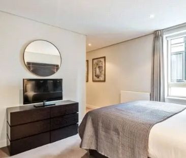 3 bedroom flat in London - Photo 2