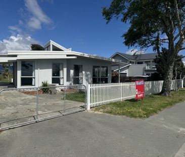 Fully Redeocated Beach House with rear views over ... - Photo 6