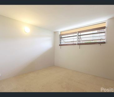 Central to Ashgrove and ground level unit! - Photo 5