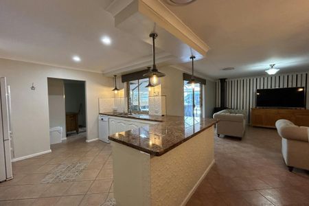 LARGE FAMILY HOME WITH A POOL! - Photo 5