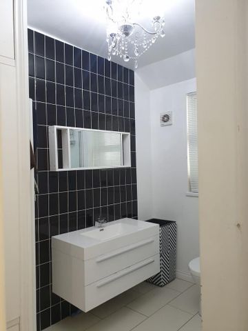 1 bedroom in a flat share to rent - Photo 5