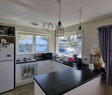 Beautiful 3 Bedroom family home - Photo 2