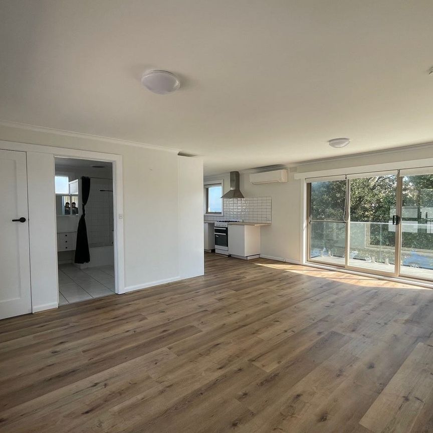 BEACH LIFESTYLE WITH AMAZING BAY VIEWS! - Photo 1