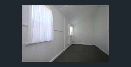 Neat & Freshly Painted 3 bedroom home - Photo 4