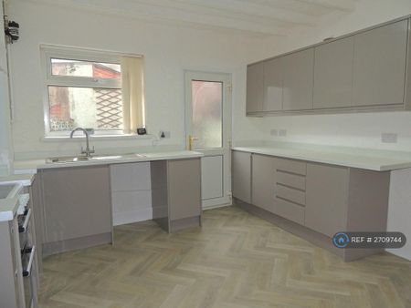 3 bedroom terraced house to rent - Photo 5