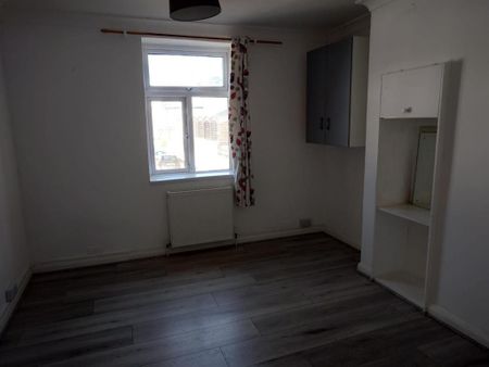 5 bedroom semi-detached house to rent - Photo 4