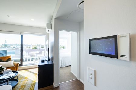 Stylish, Sun-Filled Apartment in Meadowbank - Photo 5