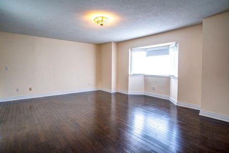 For Lease - 229 Baker Avenue, Richmond Hill, Ontario - Photo 2