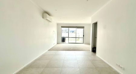 Stylish & Sun-Drenched Townhouse in Prime Flat Bush Location - Photo 3