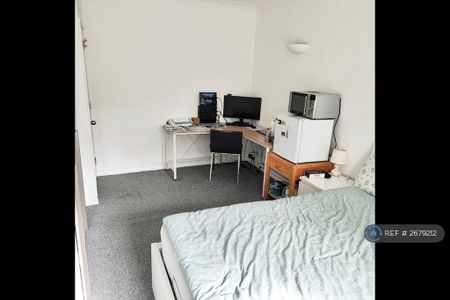 1 bedroom in a house share to rent - Photo 3