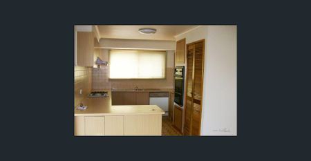 Brand new painting, carpet and floorboards - Photo 3