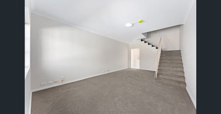 Recently renovated townhouse - Photo 4