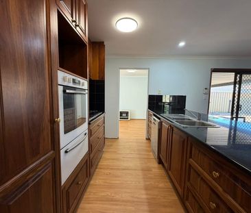 Spacious 4-Bedroom Family Home with Swimming Pool - Photo 6