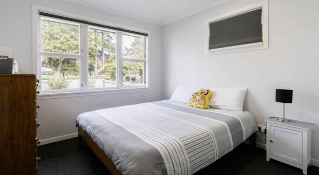 Sunny & Spacious Family Home Opposite Greenbelt in Leamington - Photo 1