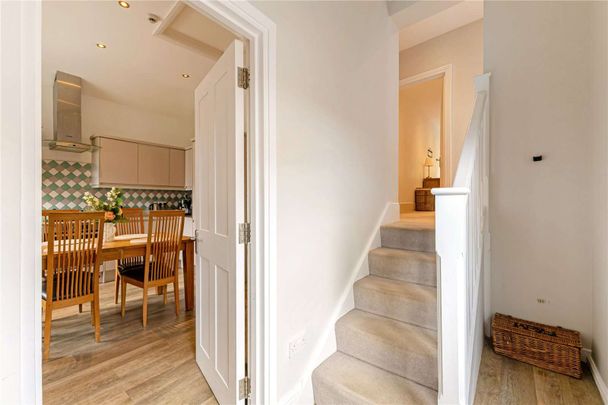 Beautiful top floor apartment in the heart of Harpenden - Photo 1