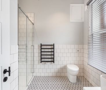 2 Bedroom Flat, Shaftesbury Avenue, London, Greater London, Soho, WC2H - Photo 4