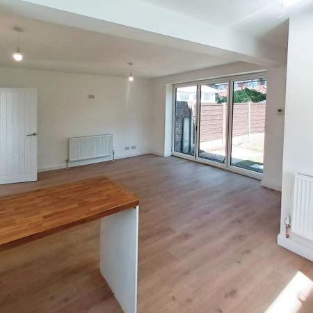 Modernised Semi-Detached House to Let in Manchester - Photo 4