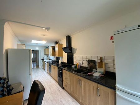 1 bedroom in a house share to rent - Photo 4