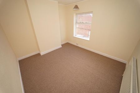 3 bedroom end of terrace house to rent - Photo 2