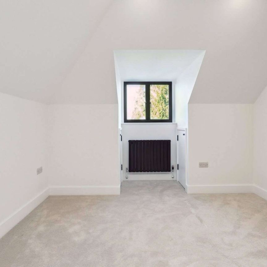 Stunning semi-detached new home in development of just three contemporary houses. - Photo 1