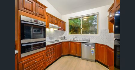 Bright 3-Bed Family Home with 2 Bathrooms & Parking — Close to Schools & Westfield - Photo 2