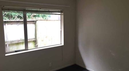 Fantastic 3-Bedroom Home in Mangere Bridge - Photo 5
