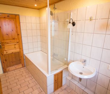 Schöne 4 ZKB Dachgeschosswohnung mit EBK, Badewanne & Stauboden im ... - Foto 5