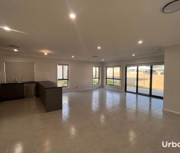 Four Bedroom Family Home with extra parking for Caravan or Boat. - Photo 1