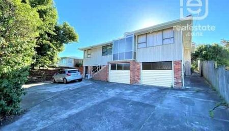 Spacious 5-Bedroom Family Home in Central Auckland - Photo 5