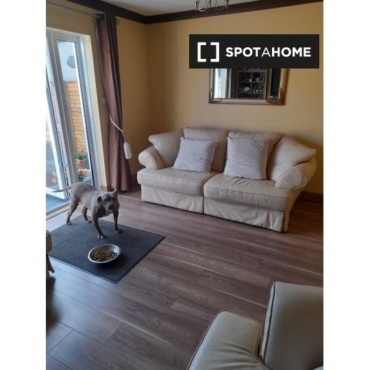 Spacious room in 3-bedroom house in Blancharstown, Dublin - Photo 1