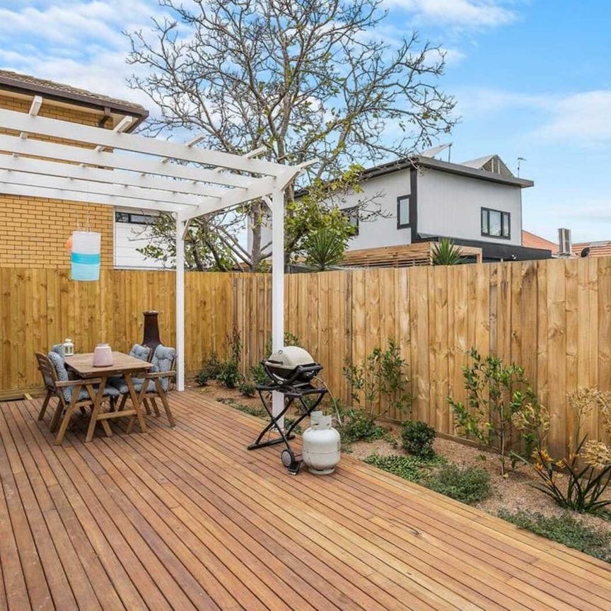 Spacious, Modern & Light-Filled – Prime Yarraville Living - Photo 1