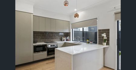 Modern Living in Prestigious Kersley Lane! - Photo 3