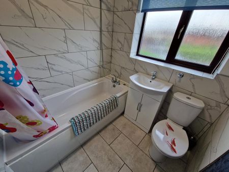 2 bedroom end of terrace house to rent - Photo 2