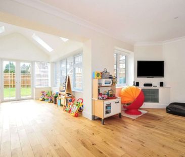 An attractive family home ideally located for town and station - Photo 5