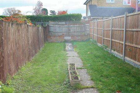 3 bedroom terraced house to rent - Photo 3