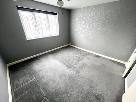 3 bedroom Flat To Let - Photo 3