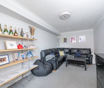 5 Bed Terraced House, Macmillan Way, SW17 - Photo 1