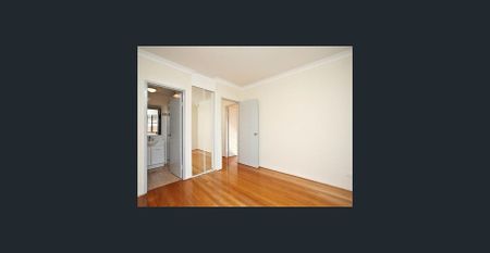 Fully furnished Three Bedroom Two Bathroom Two Car Park with Best Location! - Photo 3