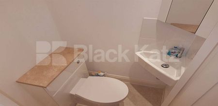 Fantastic two bed set within a period house by Hampstead Heath - Photo 5