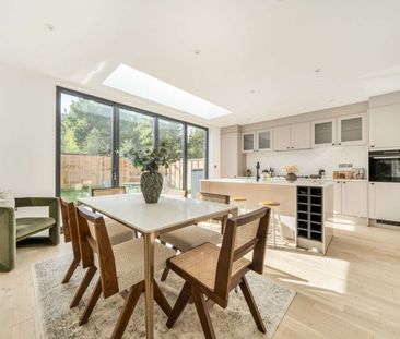 Exceptional four-bedroom home with luxury finishes, south-facing garden and parking for two. - Photo 2