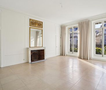 Location Appartement 7 pièces 220m² PARIS 8ème - Photo 5