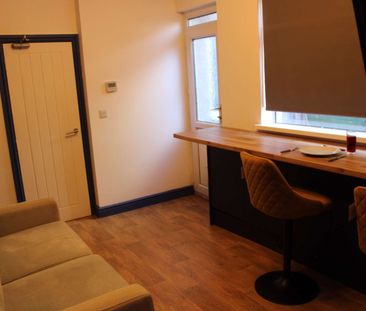 Newly Renovated All En-suite Shared Home Room 2 - Photo 1