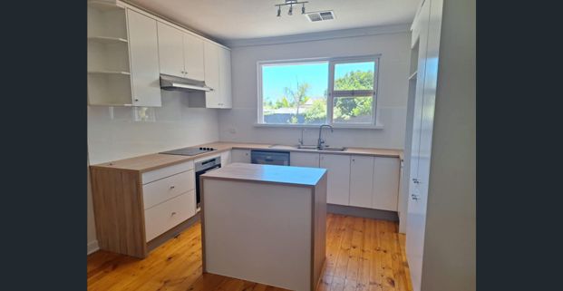 Light filled, triple fronted, family home in East Marden School Zone. - Photo 1