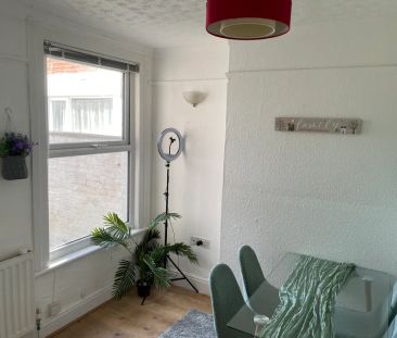 3 bed terraced house to rent in Palgrave Road, Great Yarmouth, Norfolk - Photo 2
