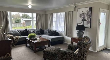 PAHIATUA - 3 BEDROOMS - Photo 2