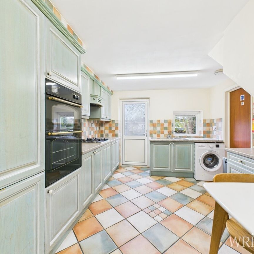 4 bedroom Mid Terraced House - Bishops Rise, Hatfield - Photo 1