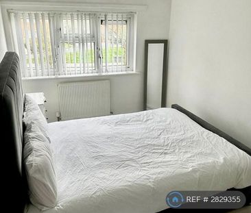 1 bedroom in a house share to rent - Photo 2
