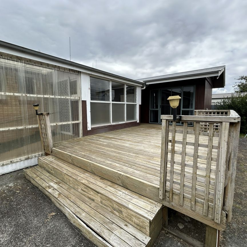 Four-bedroom family home with a river view - Photo 1